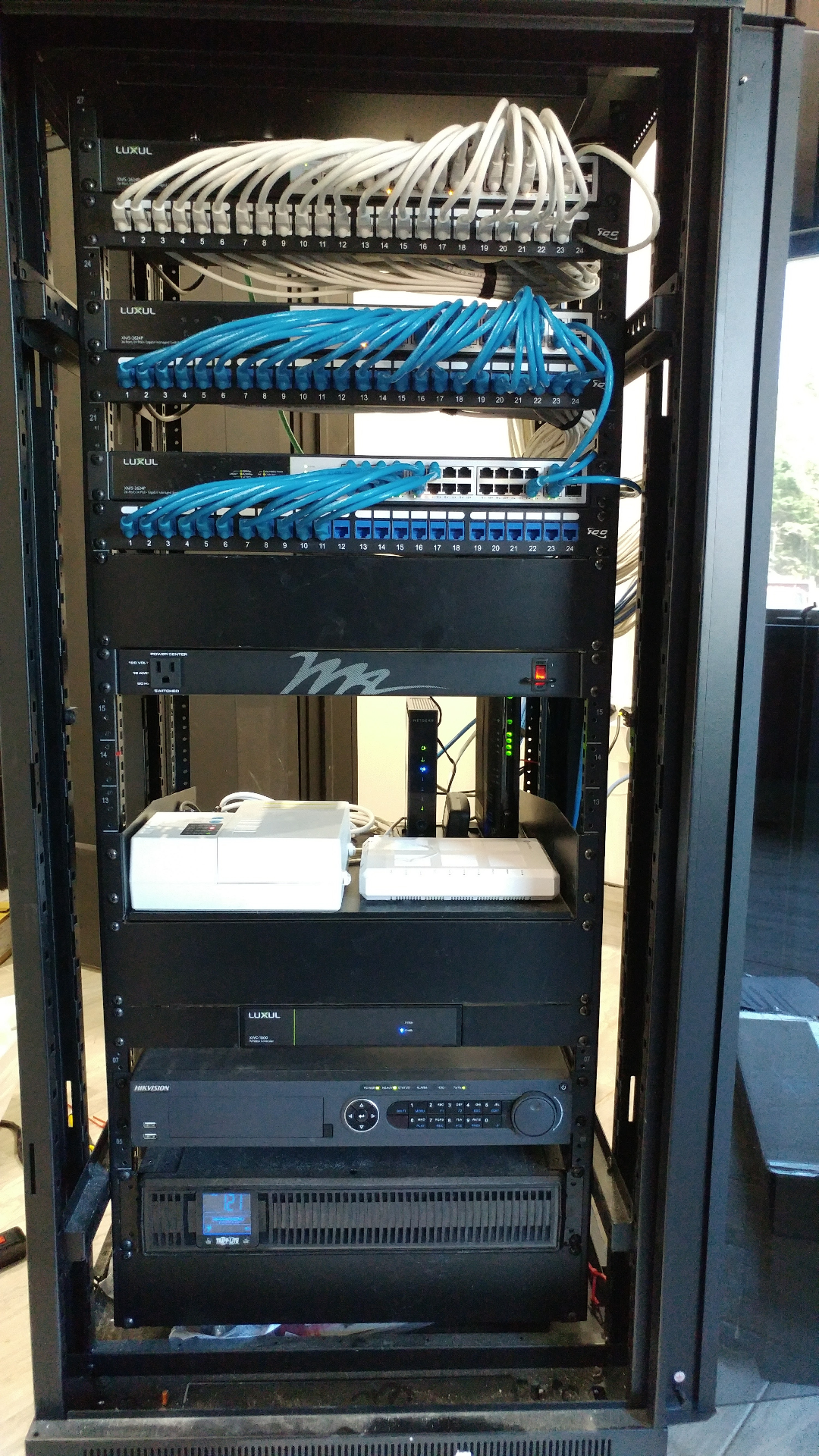 Structured wired cable system in servers