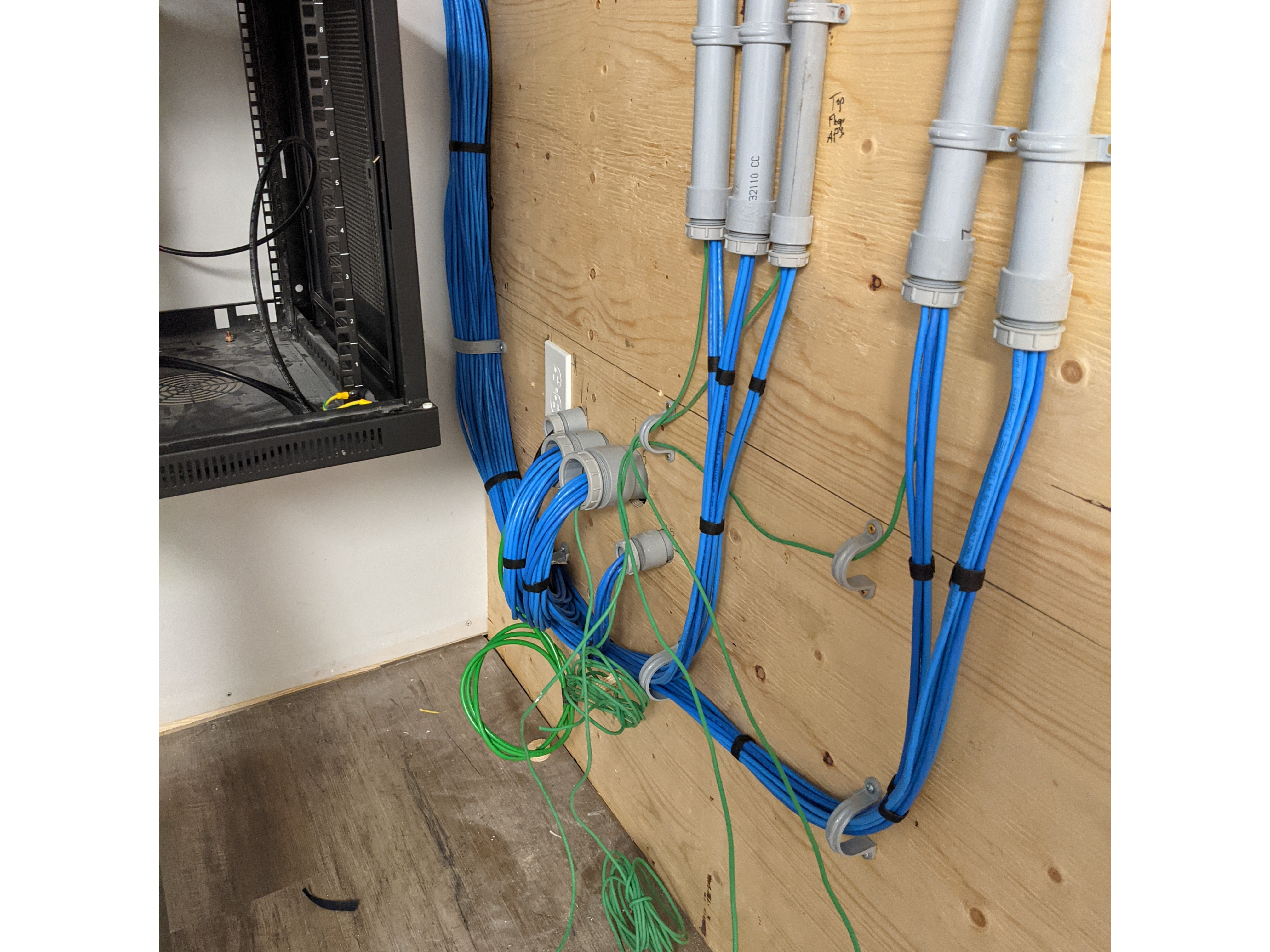 Organized cabling on a contructions site for commercial property